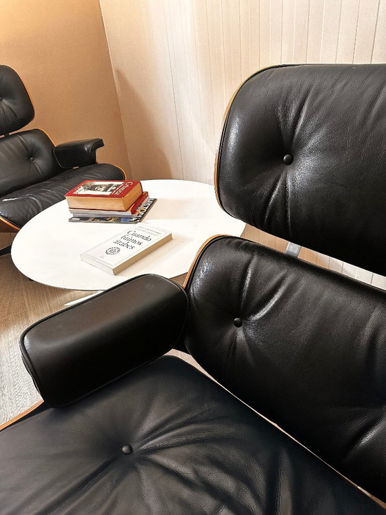 Dos sillones Eames Lounge Chair originales de Vitra, versión New Dimensions – Cuero (photo 2 of 8)