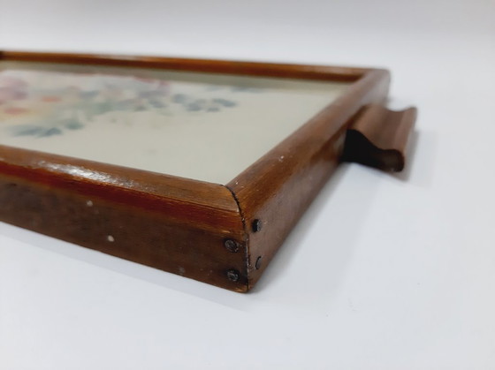 Image 1 of Bandeja de madera antigua para servir con flores pintadas a mano bajo cristal.