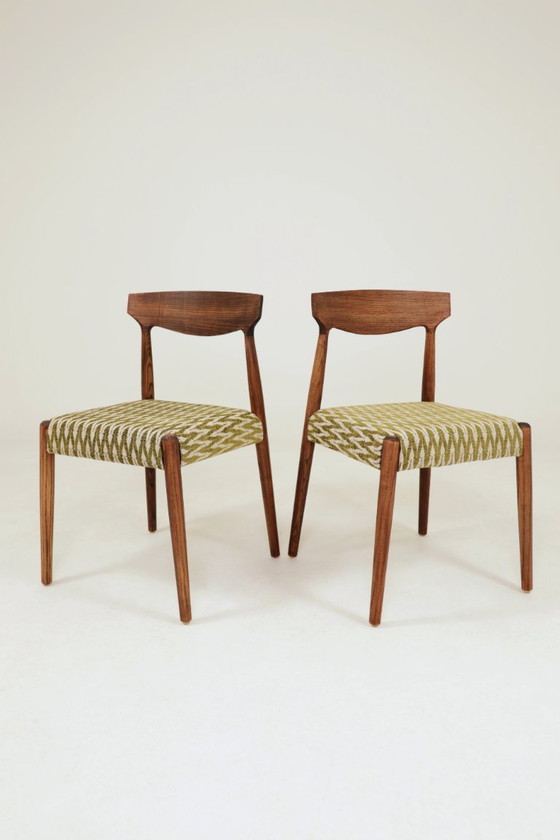 Image 1 of Set van 2 eetkamerstoelen van massief essenhout met groene jacquardstof.