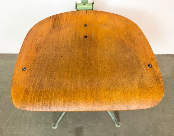 Chaise d'atelier industrielle verte, années 1950 – Tabourets, Iron (photo 7 of 18)