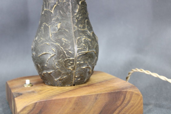 Image 1 of Lámpara de mesa de latón restaurada de los años 40 con base de madera y pantalla de cristal