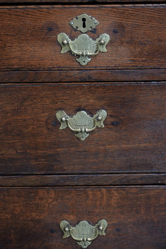 Image 1 of Antique English chest of drawers with 5 drawers and a beautiful color scheme