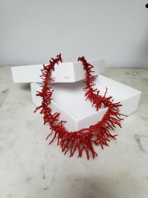 Bijoux - Collier en corail rouge sang foncé et frangé. (ref4046)