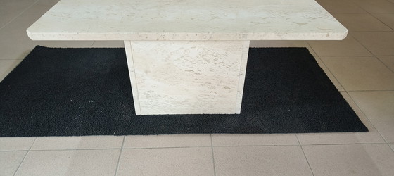 Image 1 of Tavolino da caffè in travertino in buone condizioni.