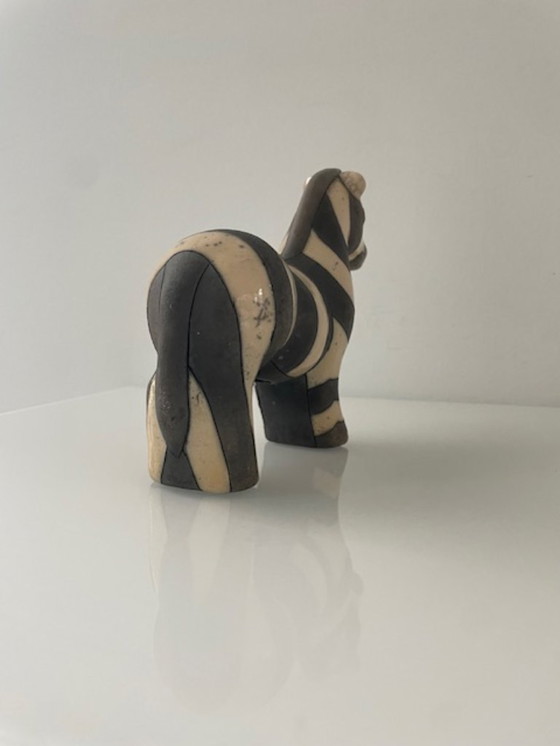 Image 1 of Estatua de cebra de cerámica raku – diseño artesanal