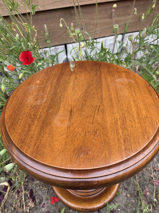 Image 1 of élégante table d'appoint vintage en bois massif