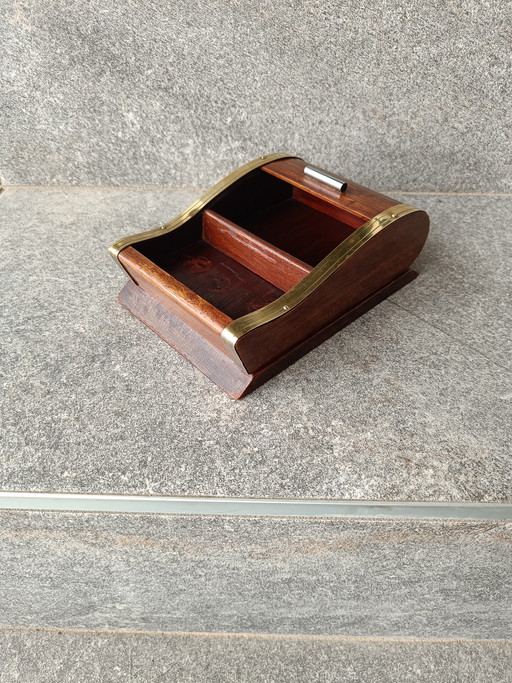 Sigarettenhouder van hout met messing details uit het midden van de 20e eeuw, jaren 60.