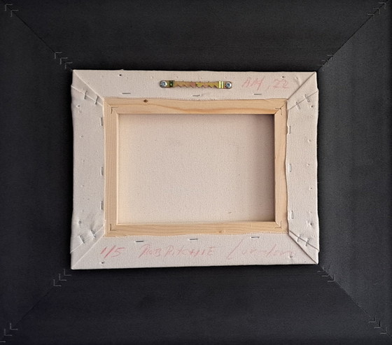 Image 1 of Fresas silvestres en cuenco antiguo