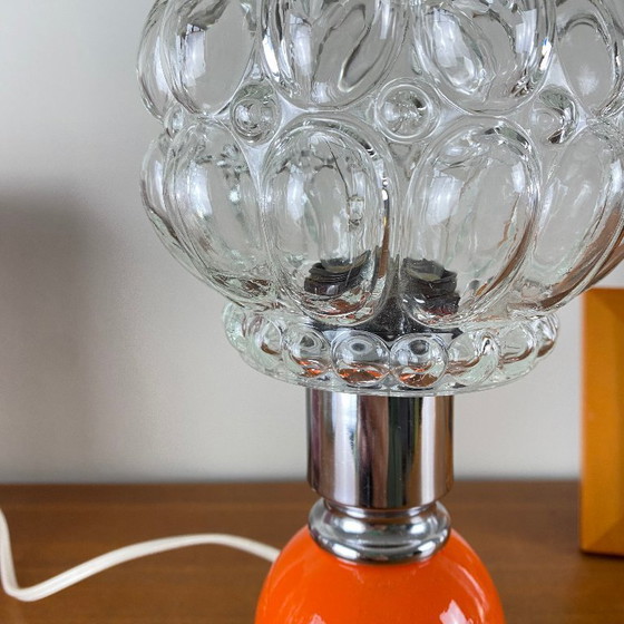 Image 1 of Vintage tulpvormige tafel-, bureau- en nachtlamp met antieke glazen kap en oranje en roestvrijstalen metalen voet.