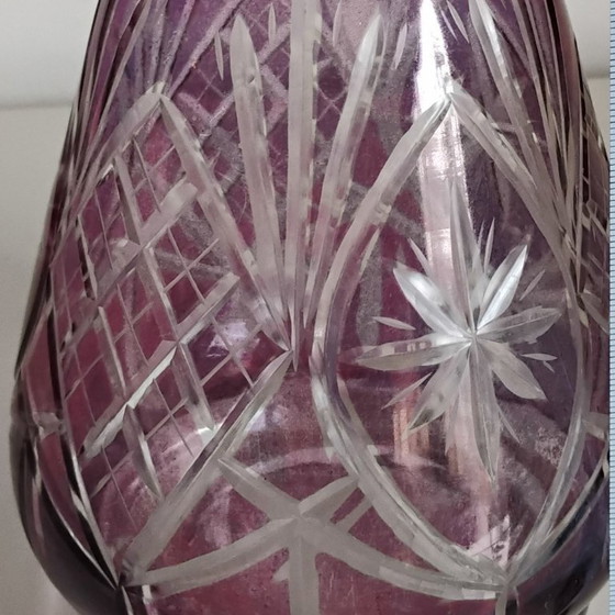 Image 1 of LICORERA O BOTE DE CRISTAL TALLADO DE COLOR LILA