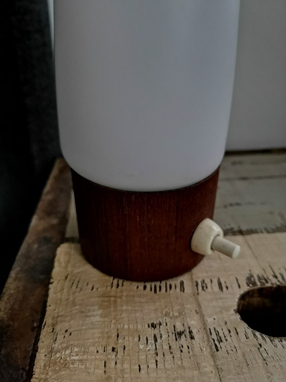 Image 1 of Tafellamp van opaalglas met Deens design uit het midden van de 20e eeuw, jaren 70.