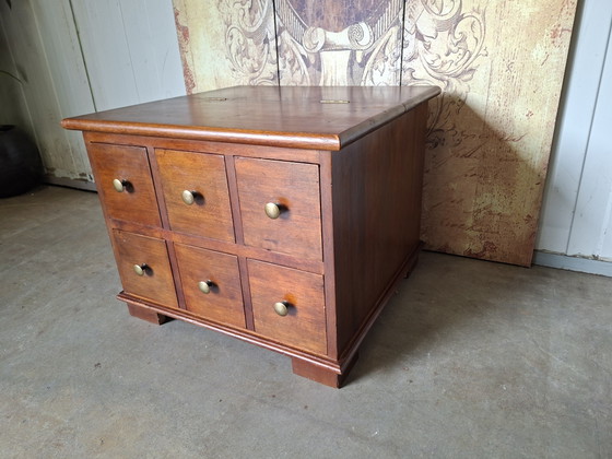 Commode classique, table d'appoint, table basse, légères traces d'utilisation. Dimensions : 62 x 62 cm et (photo 2 of 7)