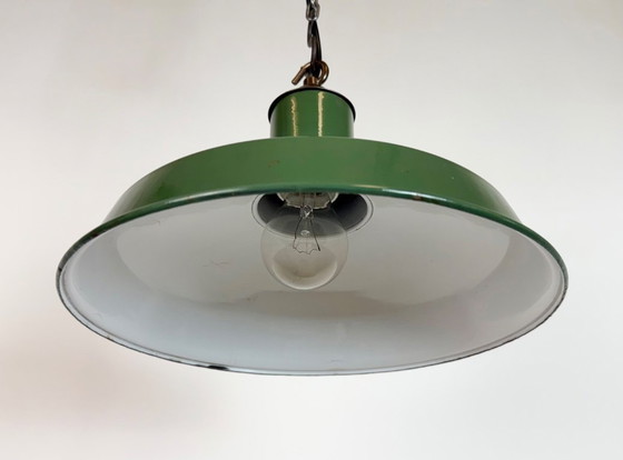 Image 1 of Industriële Britse hanglamp van groen emaille, jaren 60