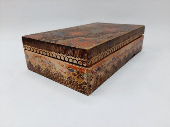 Image 1 of Grande boîte en bois ancienne à pyrogravure