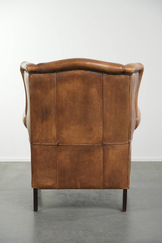 Image 1 of Mooie lichte rundleren oorfauteuil met een tijdloze Engelse uitstraling en een goed zitcomfort