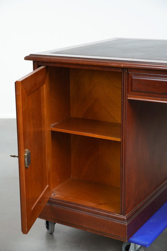 Image 1 of Klassischer Chesterfield-Schreibtisch/Partnerschreibtisch im englischen Stil mit schwarzer Lederplatte