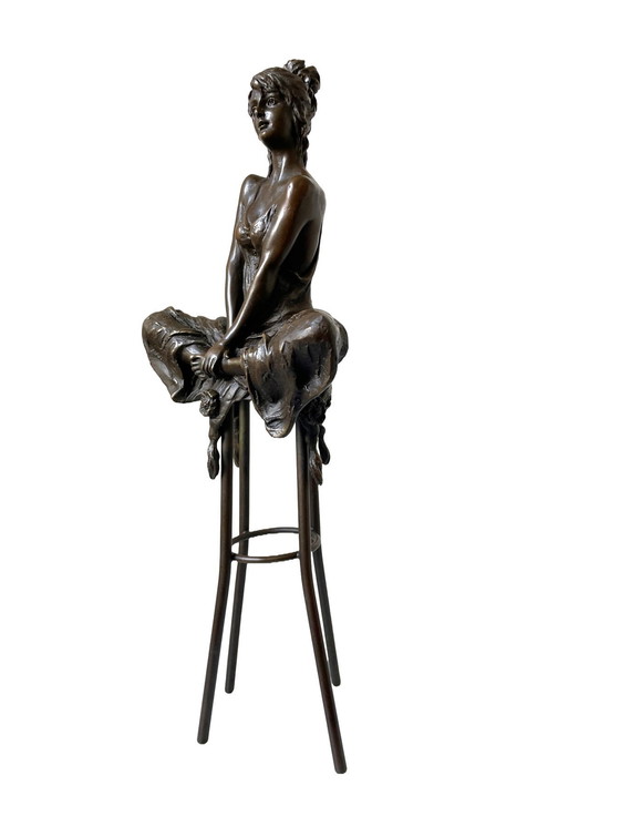 Image 1 of Statue en bronze d'une dame sur un tabouret de bar