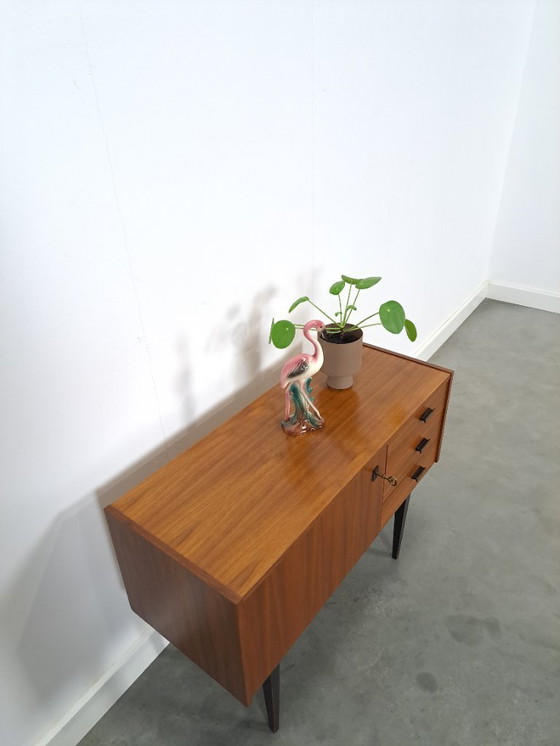 Image 1 of Mid-Century teak kastje op hoge zwarte poten met lades