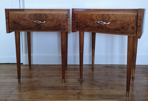 Par de notables mesitas de noche de madera chapada de los años 60