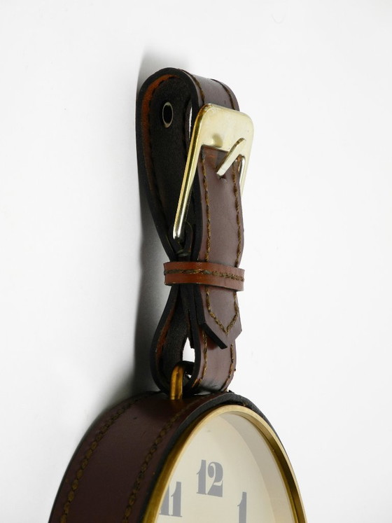 Image 1 of Orologio da parete Junghans originale degli anni '60 in ottone con cinturino in vera pelle.