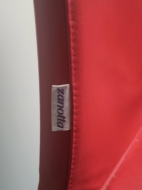 6x Zanotta Lia Chairs. 5 Without Armrests, 1 With Armrests, Dining chairs, Leather, Aluminium, Red (photo 3 of 5)