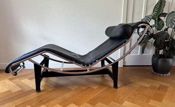 Cassina - Le Corbusier LC4 – Chaise longue, Leather, Metal (photo 3 of 9)