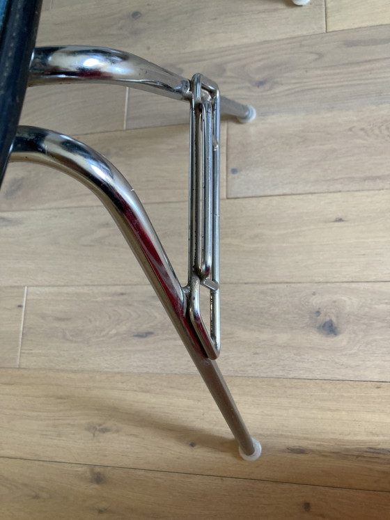 3 sedie da pranzo Eames in fibra di vetro di Vitra – Metal, Chrome (photo 9 of 15)