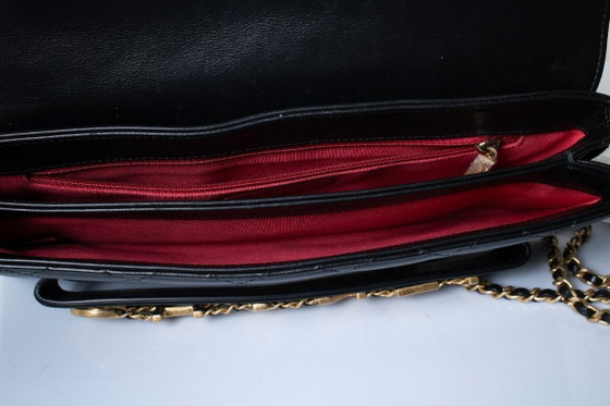 Chanel, Bolso de mano con solapa y logo encadenado – Clutches, Lambskin (photo 13 of 18)