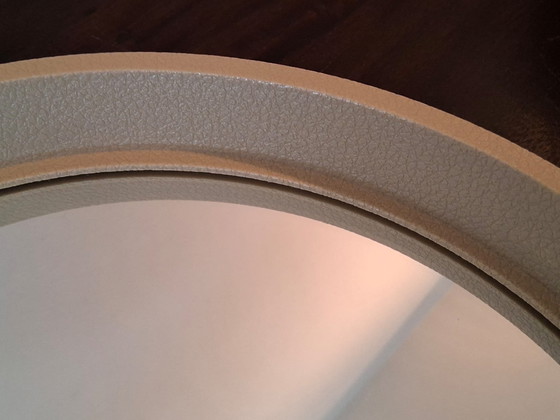 Image 1 of Ronde spiegel met opstaande kunststof rand, leder nerf structuur j 70