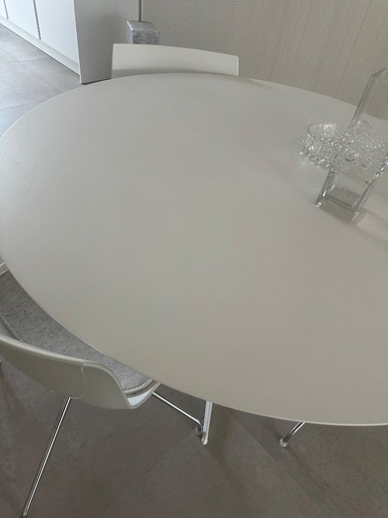 Image 1 of Table de salle à manger ronde blanche Arper Eolo 137 cm
