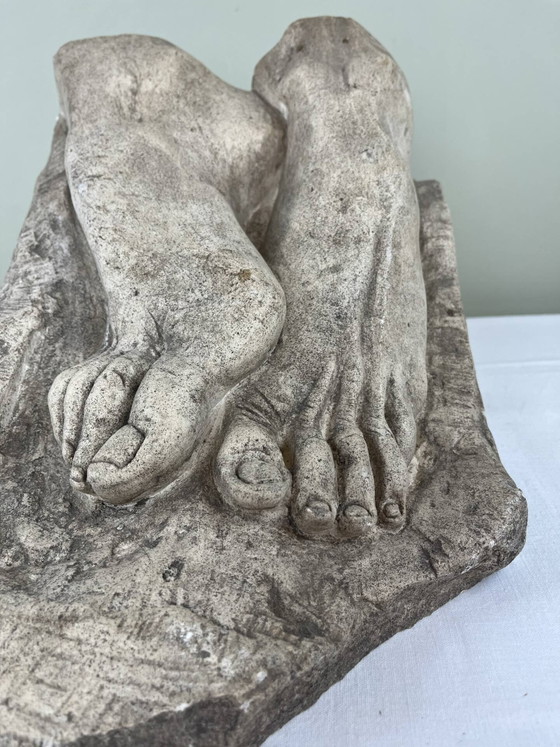 Stenen sculptuur, twee voeten op een blok, gesigneerd D. Paillot. – Beeldhouwkunst, Stone, Brutalist (photo 4 of 14)
