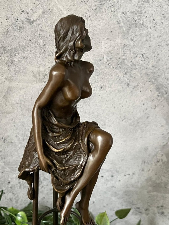 Image 1 of Bronzestatue einer Dame auf einem Stuhl