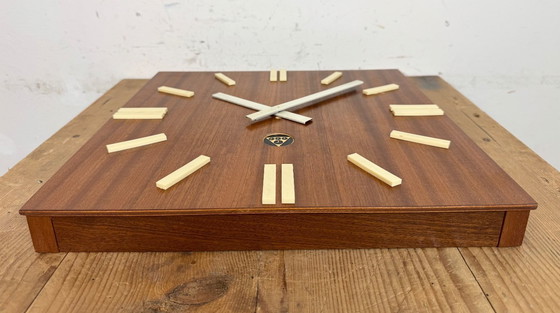 Image 1 of Orologio da parete vintage in legno marrone di Pragotron, anni '80