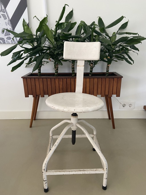 tabouret pivotant vintage en acier industriel