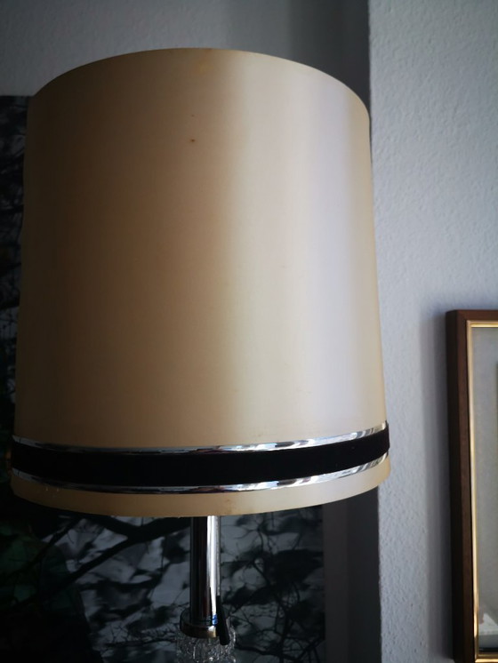 Image 1 of Staande lamp uit de jaren 70, de voet is gemaakt van verchroomd metaal en glas.