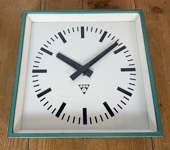 Horloge murale carrée industrielle verte de Pragotron, années 1970 – Pendules, Glass, Iron (photo 9 of 16)