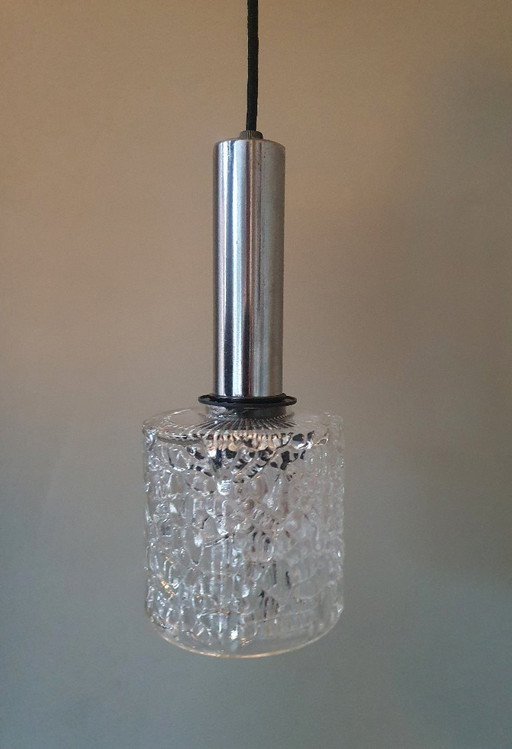 Pendelleuchte im futuristischen Stil mit Crackle-Glas und Chromfassung.