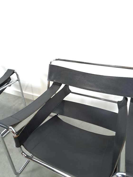 Image 1 of Réplica de la silla Wassily con cuero negro y cromo
