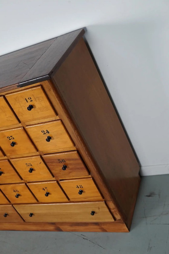 Image 1 of Grande armoire d'apothicaire / armoire d'école industrielle hollandaise en hêtre, milieu du XXe siècle