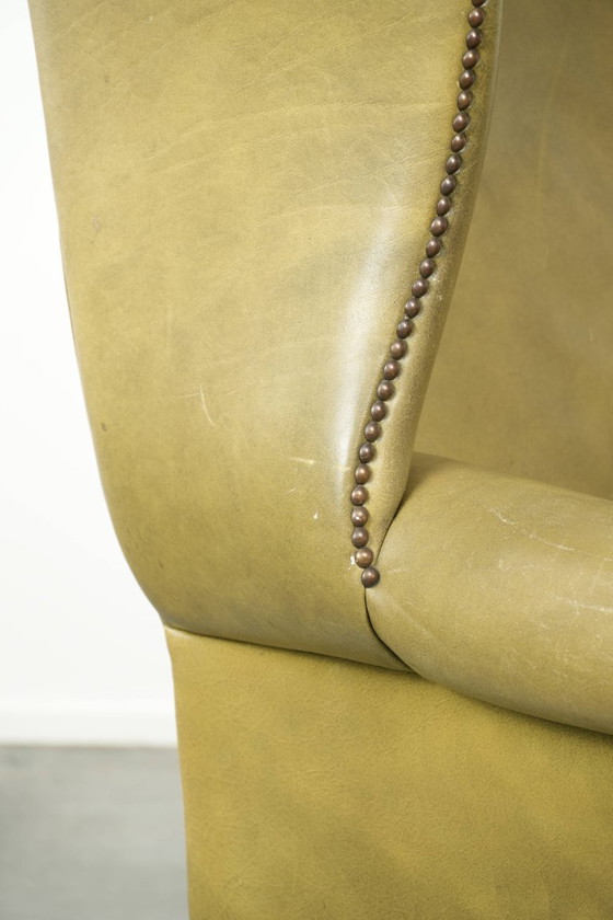 Image 1 of Fauteuil à oreilles ancien et élégant en cuir de vachette vert, de style classique de maison de campagne anglaise.