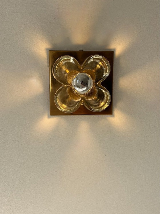 Image 1 of Een paar vintage wandlampen met bloemenmotief, messing en glas, Duitsland, 1970.