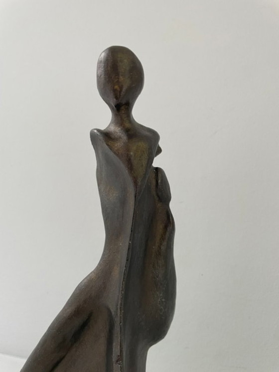 Image 1 of Expressieve sculptuur figuur in de wind - futuristisch