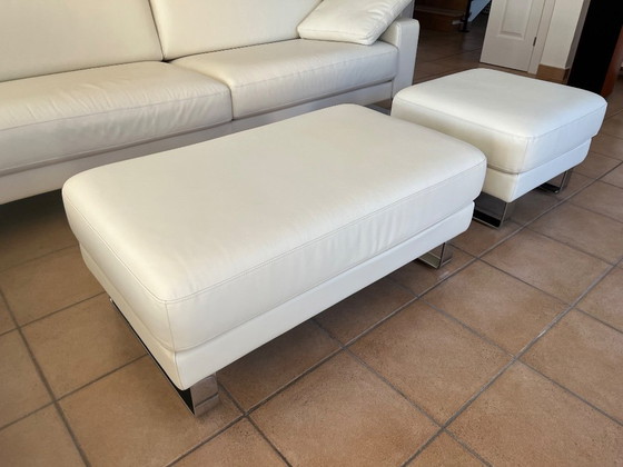 Image 1 of Rolf Benz EGO Ecksofa in weißem Leder mit zwei passenden Hockern – Neuwertiger Zustand