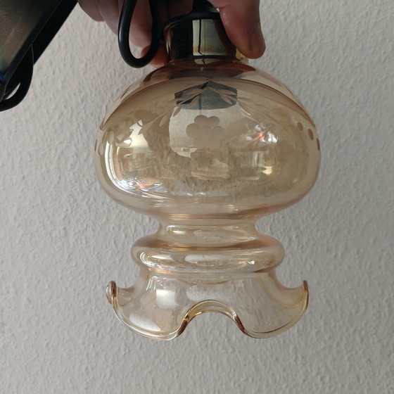 Image 1 of Lampada a sospensione vintage in vetro ambrato con decorazioni incise, anni '70.