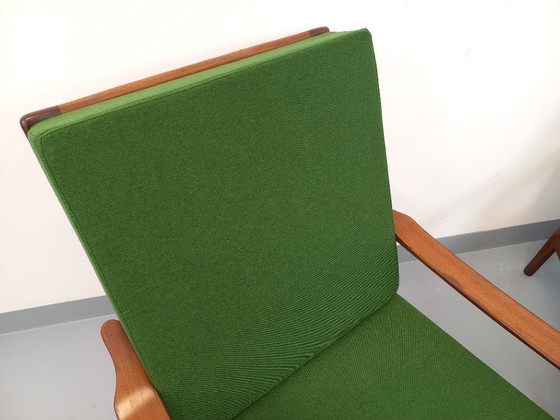 Image 1 of Een paar vintage Scandinavische fauteuils van teakhout met groene stof uit de jaren 60.