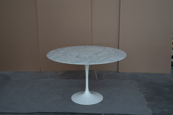 Tavolo da pranzo rotondo originale Knoll Tulip (120 cm) in marmo Arabescato opaco, in CONDIZIONI PARI AL (photo 14 of 15)