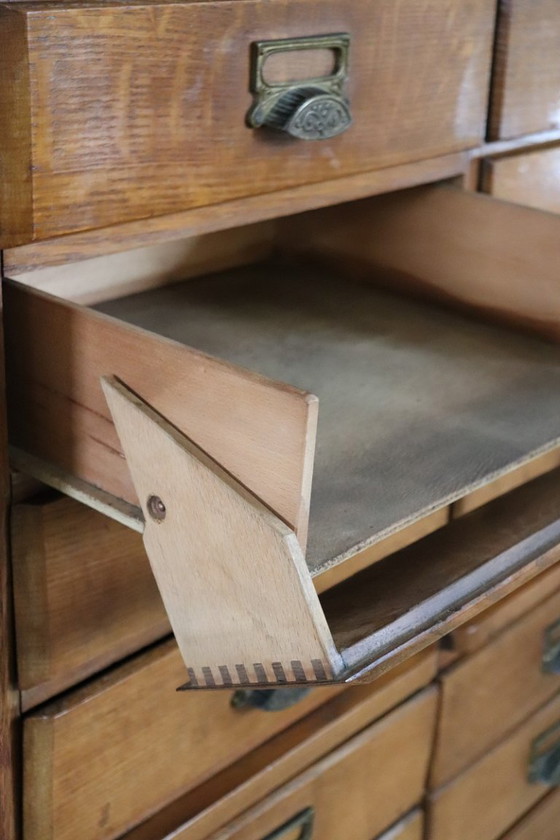 Image 1 of Archiefkast met 18 laden en luikdeur in eikenhout, Italië jaren 20