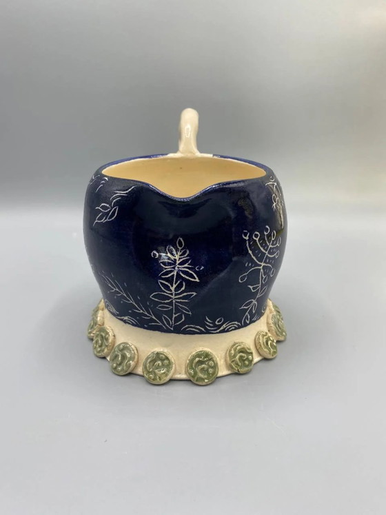 Keramikkrug, signiert Terre à Terre, kobaltblaue Sgraffito-Verzierung, Unikat – Geschirr, Ceramic (photo 3 of 8)