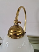 Lampe de bureau en laiton et verre opalin