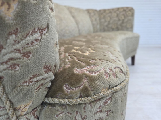 Image 1 of Divano danese a 3 posti curvo degli anni '60, velluto verde da arredamento, gambe in legno di faggio.